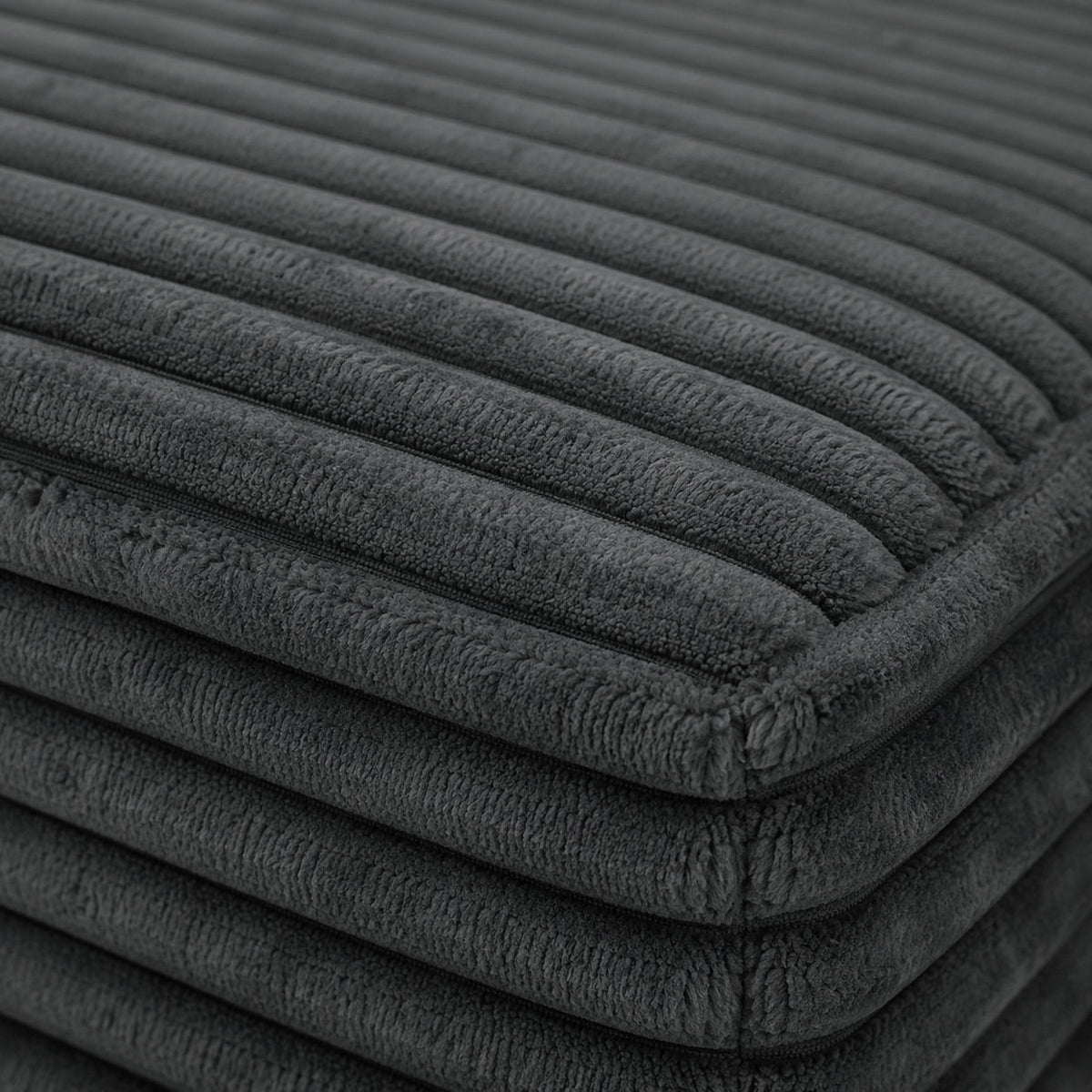 Comment nettoyer un canapé en tissu : les méthodes qui marchent
